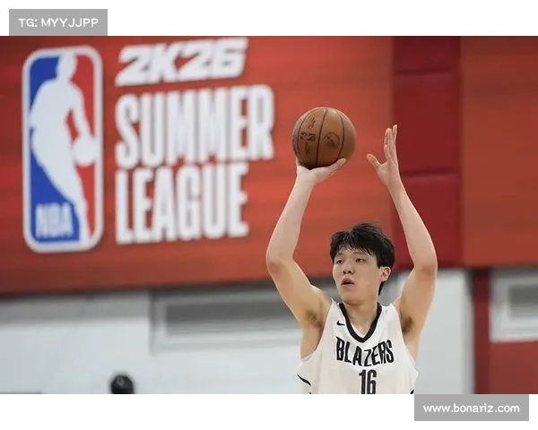 杨瀚森训练营表现出色获教练认可临时顶替罗威成球队中锋焦点